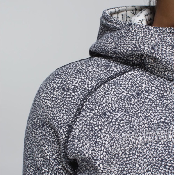 SOLD Lululemon Scuba Hoodie Size 6 - Picture 3 of 14